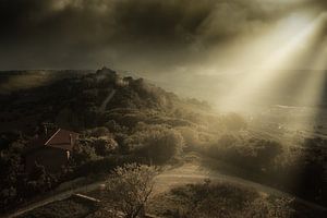Stimmungsvolles Licht auf den Hügeln von Le Marche in Italien von Bas Meelker