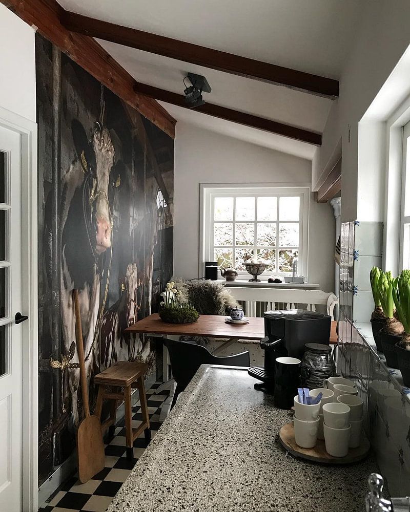 Kuhe im alten Kuhstal von Inge Jansen