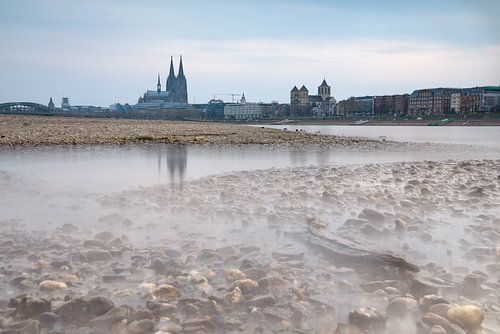 Laag water op de Rijn in Keulen