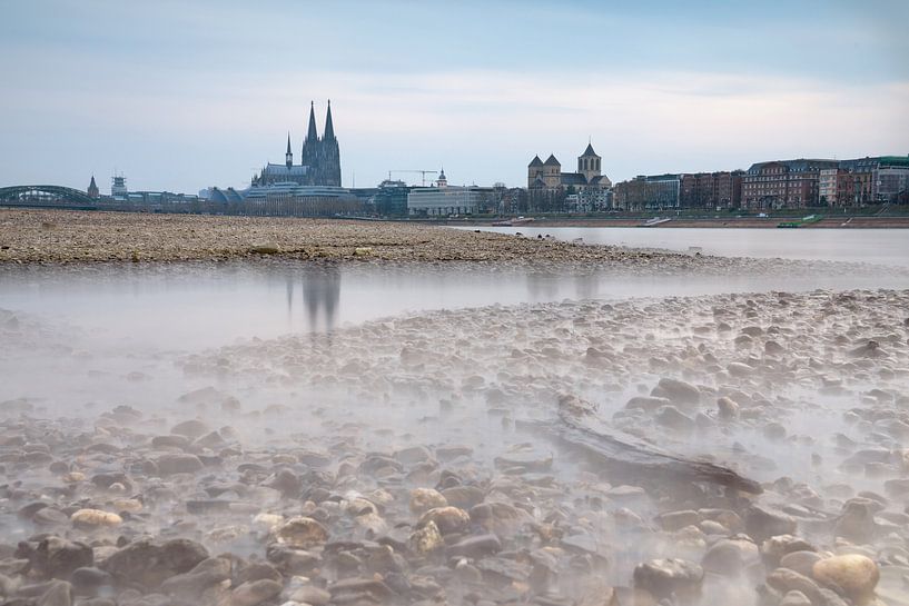 Laag water op de Rijn in Keulen van Alexander Ludwig