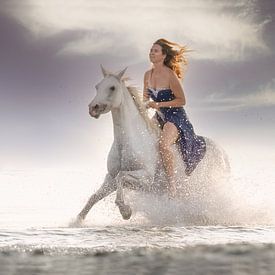 Fille à cheval dans les vagues sur Laura Loeve