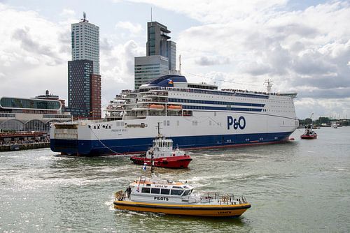P&amp;O Ferries boot in Rotterdamse haven