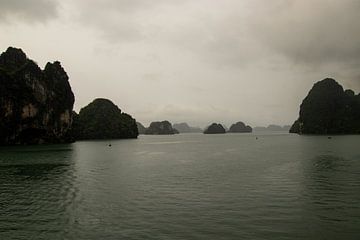 Mistig Ha Long Bay
