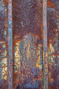 Nahaufnahme von abblätternder Farbe auf einer rostigen Metallplatte.