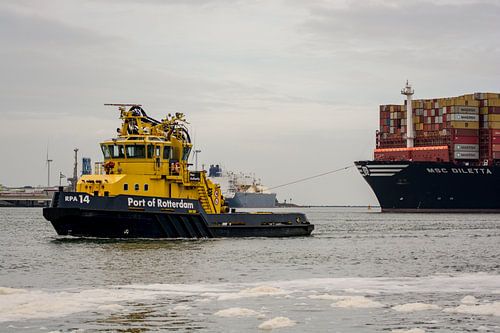 Havendienst RPA14 en Containerschip MSC Diletta op de Maasvlakte.