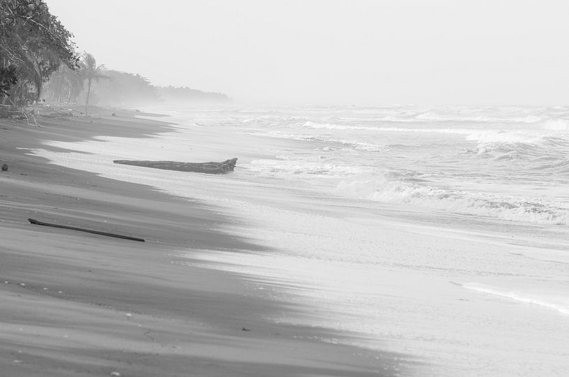 Verlaten strand by Jolanda van Straaten