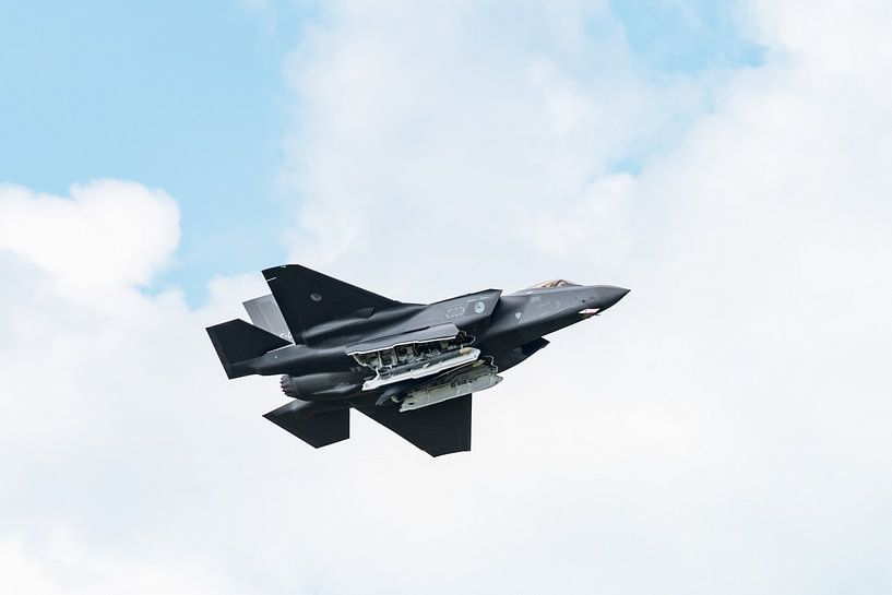 F-35 Lightning II met open bomdeuren van Wim Stolwerk