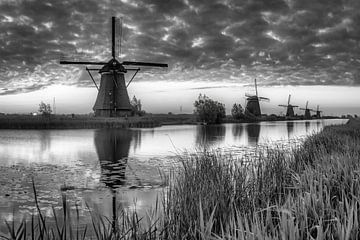 Windmühlen in Holland. Schwarzweiss Bild. von Manfred Voss, Schwarz-weiss Fotografie