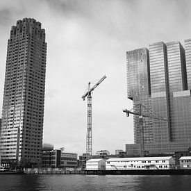 Montevideo en De Rotterdam in Rotterdam (zwart wit) van Erwin van Leeuwen
