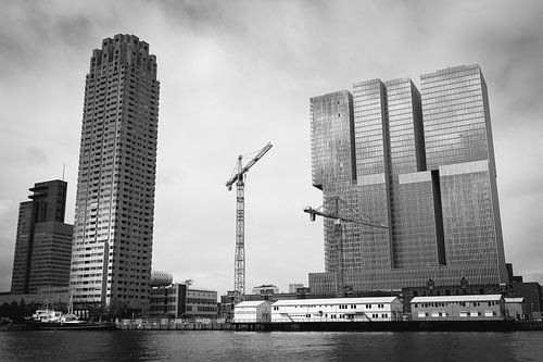 Montevideo and De Rotterdam in Rotterdam (black and white)