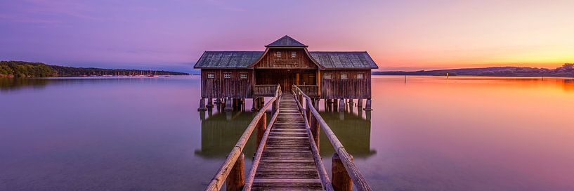 Le hangar à bateaux au coucher du soleil par Denis Feiner
