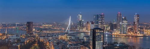 Panorama of Rotterdam skyline at night in colour sur PJS foto
