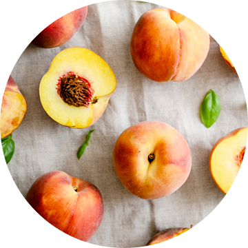 SF 12508568 Verse perziken op een linnen tafelkleed