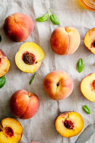 SF 12508568 Verse perziken op een linnen tafelkleed
