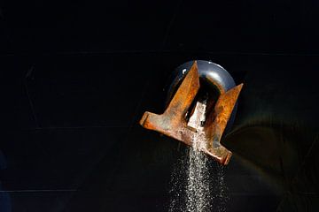 Het anker aan de boeg van een afgemeerd zeeschip van scheepskijkerhavenfotografie