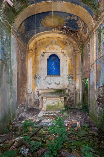 Chapel with golden and sunny hues by Perry Wiertz