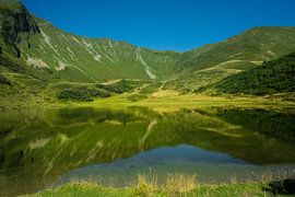 Bergsee im Spiegelbild — Grüne Alpenruhe von Vos Photography