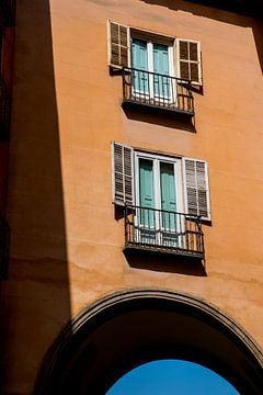 Kleurrijke vensters in de zon van Pictorine