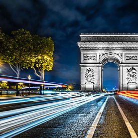 Kleurrijke nachtfoto van de Arce de Triomphe in Parijs van Jan Hermsen