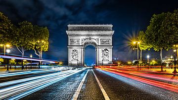 Farbenfrohes Nachtfoto des Arce de Triomphe in Paris von Jan Hermsen