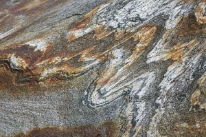 Abstracte tekening in een rots in Noorwegen. van Ron Poot