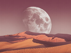 Riesiger Vollmond über traumhaften Wüstendünen in staubigen Mauve- und warmen Sonnenuntergangstönen von Alfonz