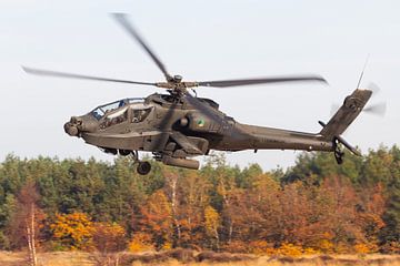 Apache helikopter in de herfstkleuren van Jimmy van Drunen