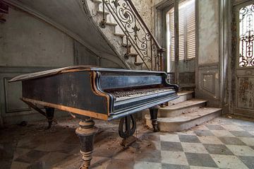 urbex piano by Henny Reumerman