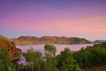 Paarse zonsondergang Lake Argyle Australie van Laura Krol