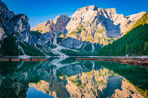 Pragser See – An iconic mountain lake with wooden boats in the Dolomites