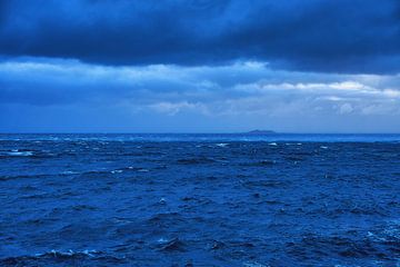 Blaues Wasser, blauer Himmel, Norwegen von qtx