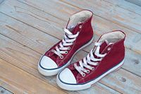 Canvas sneaker schoenen op vintage houten achtergrond