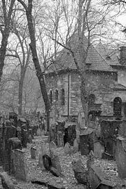 Schwarz-Weiß-Foto des jüdischen Friedhofs in Prag, Tschechische Republik, während es schneit von Claudia Luijten