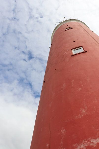 Rode vuurtoren met blauwe, lichtbewolkte lucht van Monica de Roo-Peeters