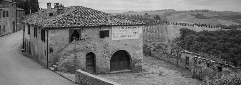 Monochrome Tuscany in 6x17 format, Lucignano d'Asso van Teun Ruijters