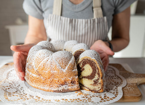 Gâteau marbré traditionnel saupoudré de sucre glace - fait maison