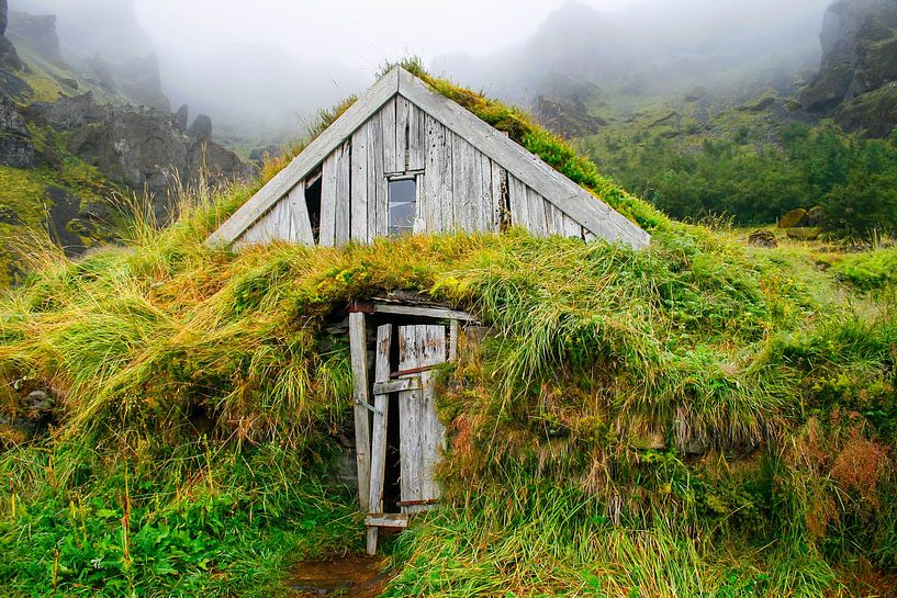 Vieille maison en bois délabrée à Glaumbaer, Islande, avec isolation naturelle. par Patricia Hofmeester