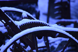 machine ancienne recouverte de neige sur Erik Buitenhuis