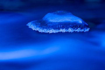 IJsvorming in blauw water van AGAMI Photo Agency