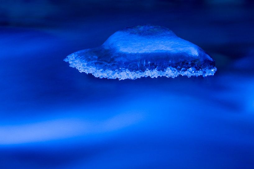 IJsvorming in blauw water van AGAMI Photo Agency