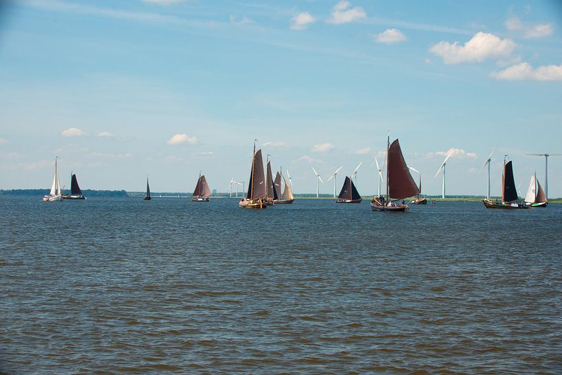 Botters op het water. by Brian Morgan