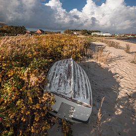 Le vieux bateau sur la plage sur Beate Zoellner