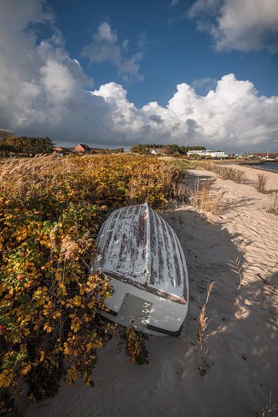 De oude boot op het strand van Beate Zoellner