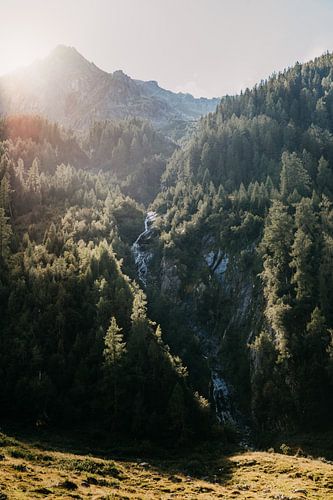 Mooi dal in Oostenrijk (Alpen) tijdens zonsondergang