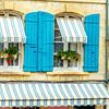 Provence stijl, ramen met azuurblauwe luiken. van Fotografie Arthur van Leeuwen