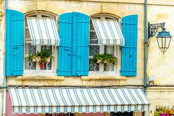 Provence stijl, ramen met azuurblauwe luiken.