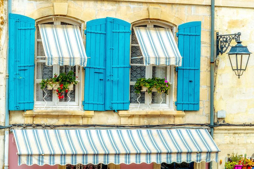 Provence stijl, ramen met azuurblauwe luiken. van Fotografie Arthur van Leeuwen