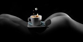 Nude mit Kaffee schwarz weiss von Alex Neumayer
