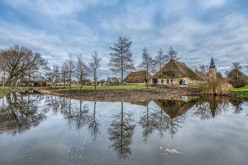Zicht op het kerkje van Achlum en de boerderij