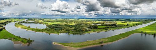 IJssellandschap met wolken erboven